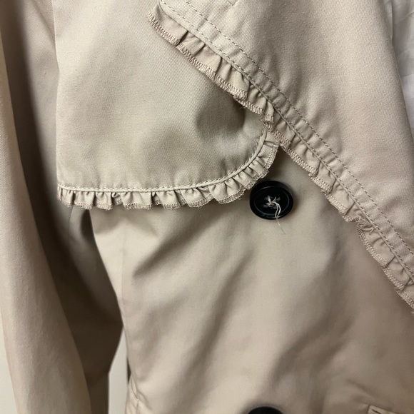 Tan mid length H&M trench coat with ruffle - size 10 - Picture 3 of 4